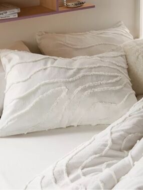 NWT Urban Outfitters Margot Tufted Floral Sham Set